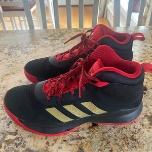 Boys size 7 hi-too Adidas basketball sneaker